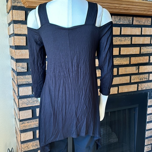 Asymmetrical Cold Shoulder Top - Picture 4 of 5